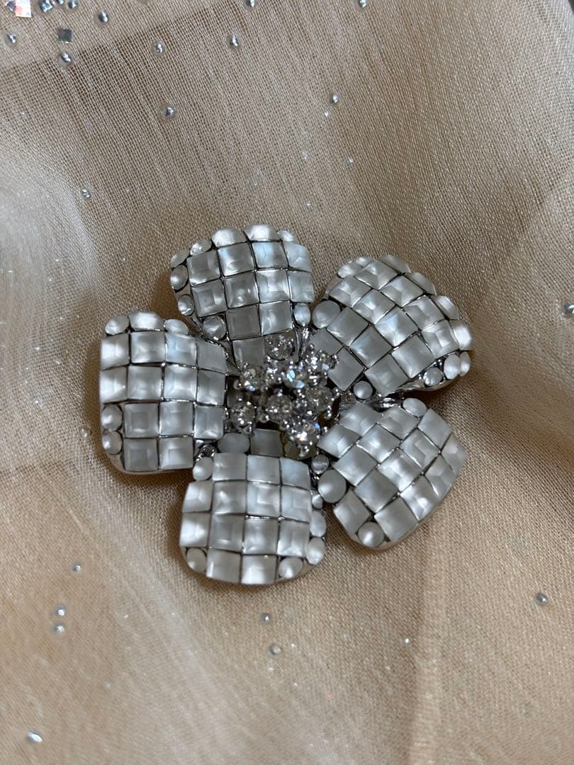 フォクシー フラワーブローチ ホワイトfoxey BROOCH \