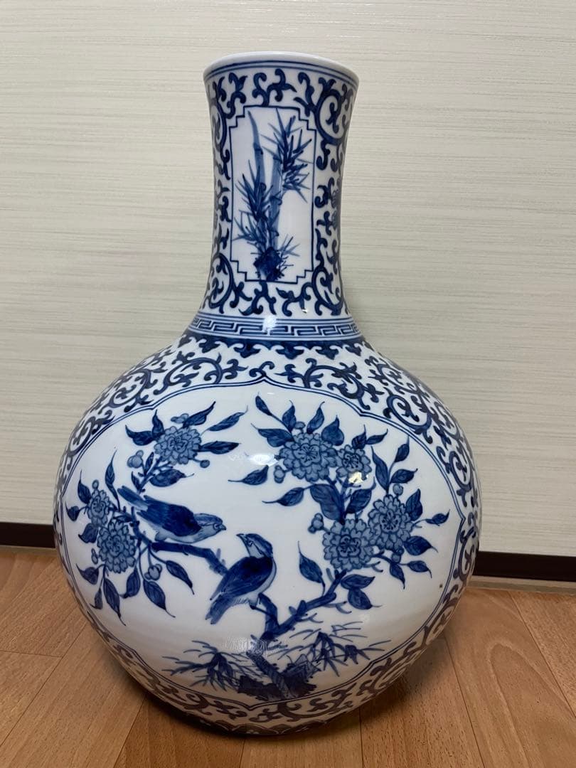 中国大清雍正年製 梅兰竹菊天球瓶