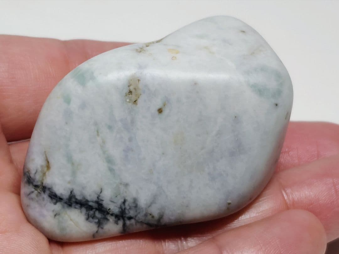 糸魚川141 翡翠 114g ヒスイ 原石 鑑賞石 自然石 誕生石 鉱物 鉱石