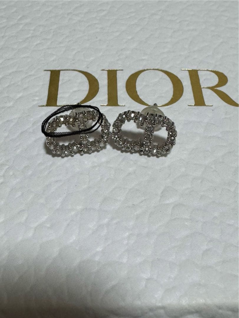 【正規品】DIOR 両耳ピアス (箱、布入れ物付き)