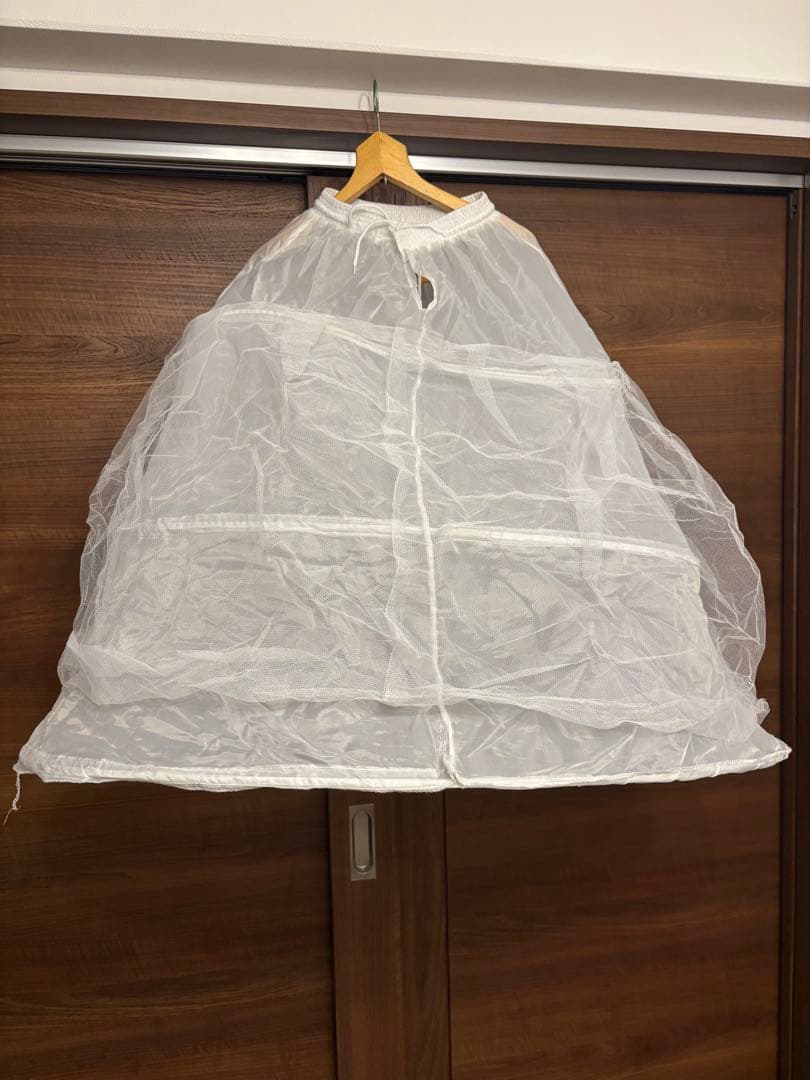 プリンセスライン　オフショルダー　ウェディングドレス　パニエ付き