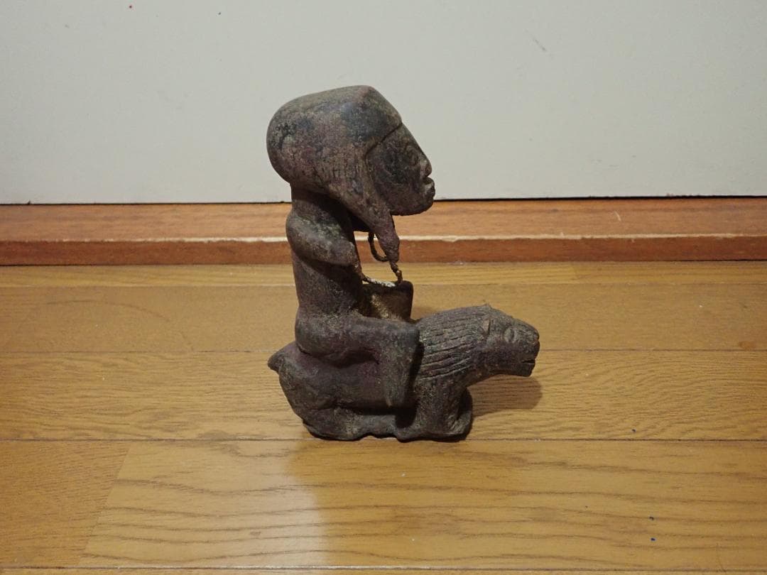 アフリカの工芸品（ライオンに乗る人）