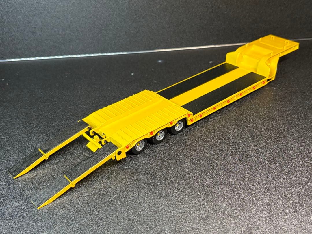 ブルーリボン　1/50 3軸低床トレーラー自動あゆみ付 重機 建機
