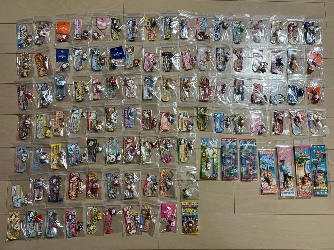 ご当地キティ　ストラップ　根付け　105点まとめ売り　日焼けキティ　ハローキティ