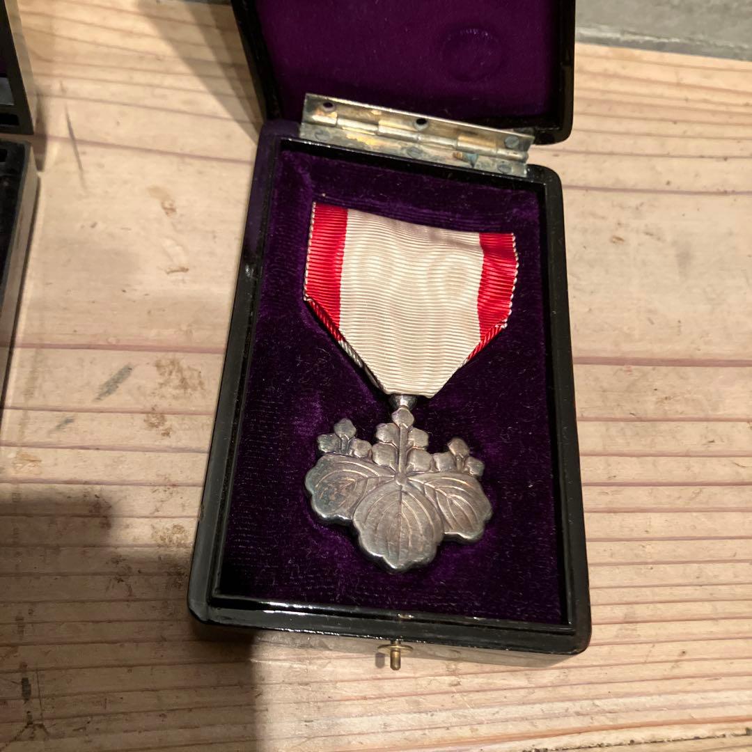 勲章まとめ 勲章 徽章 記章 バッジ 記念章勲章 勲八等白色桐葉章 詳細不明