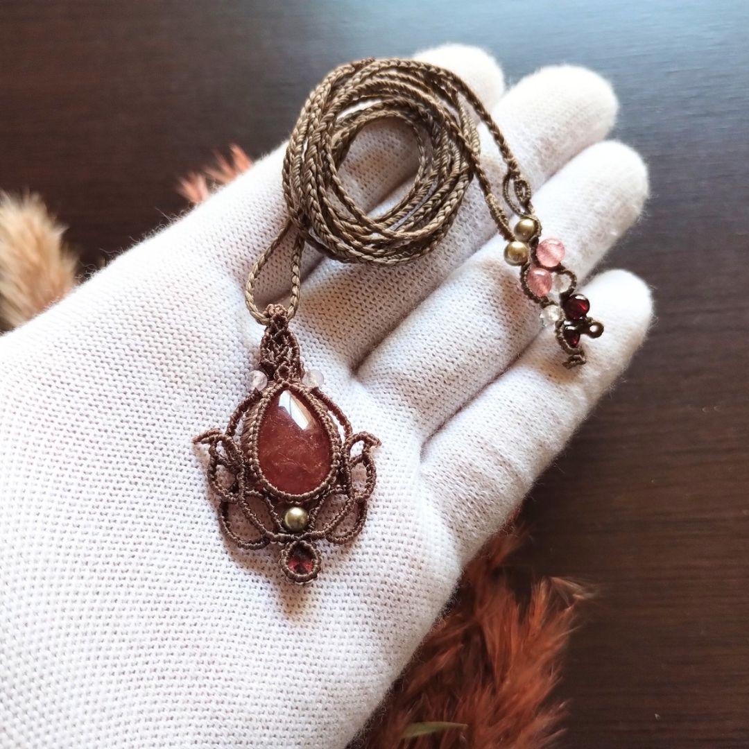 【ルリミドリ】インカローズ&ガーネットのマクラメ編みネックレス　ペンダンㇳ