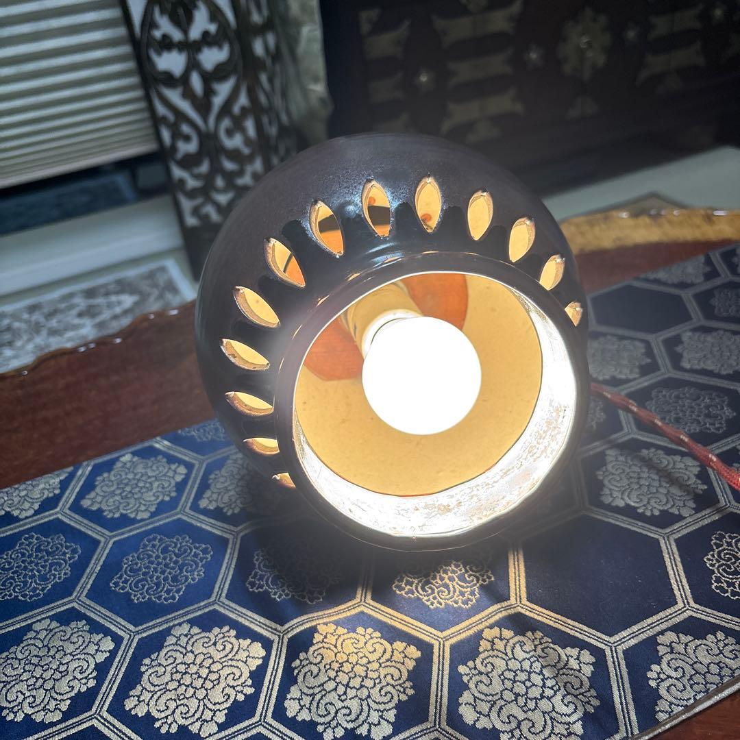 陶器製の茶色の照明器具