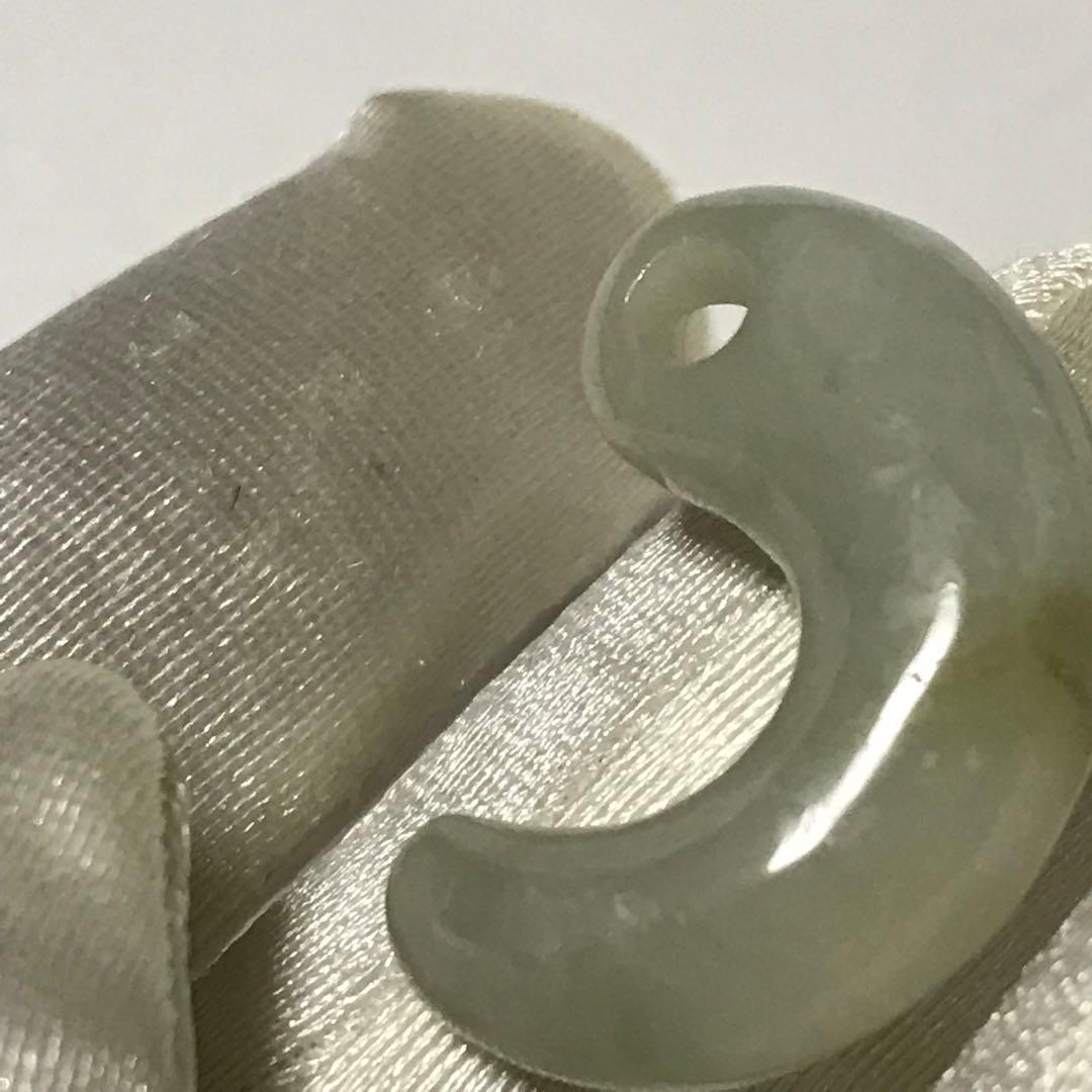 クリーム色っぽい黄緑の細長い翡翠勾玉　糸魚川産