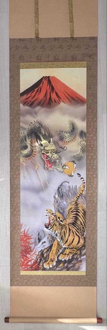 今日から更に値下断行、虎と龍の掛軸 赤富士背景の 縁起物の掛け軸です。