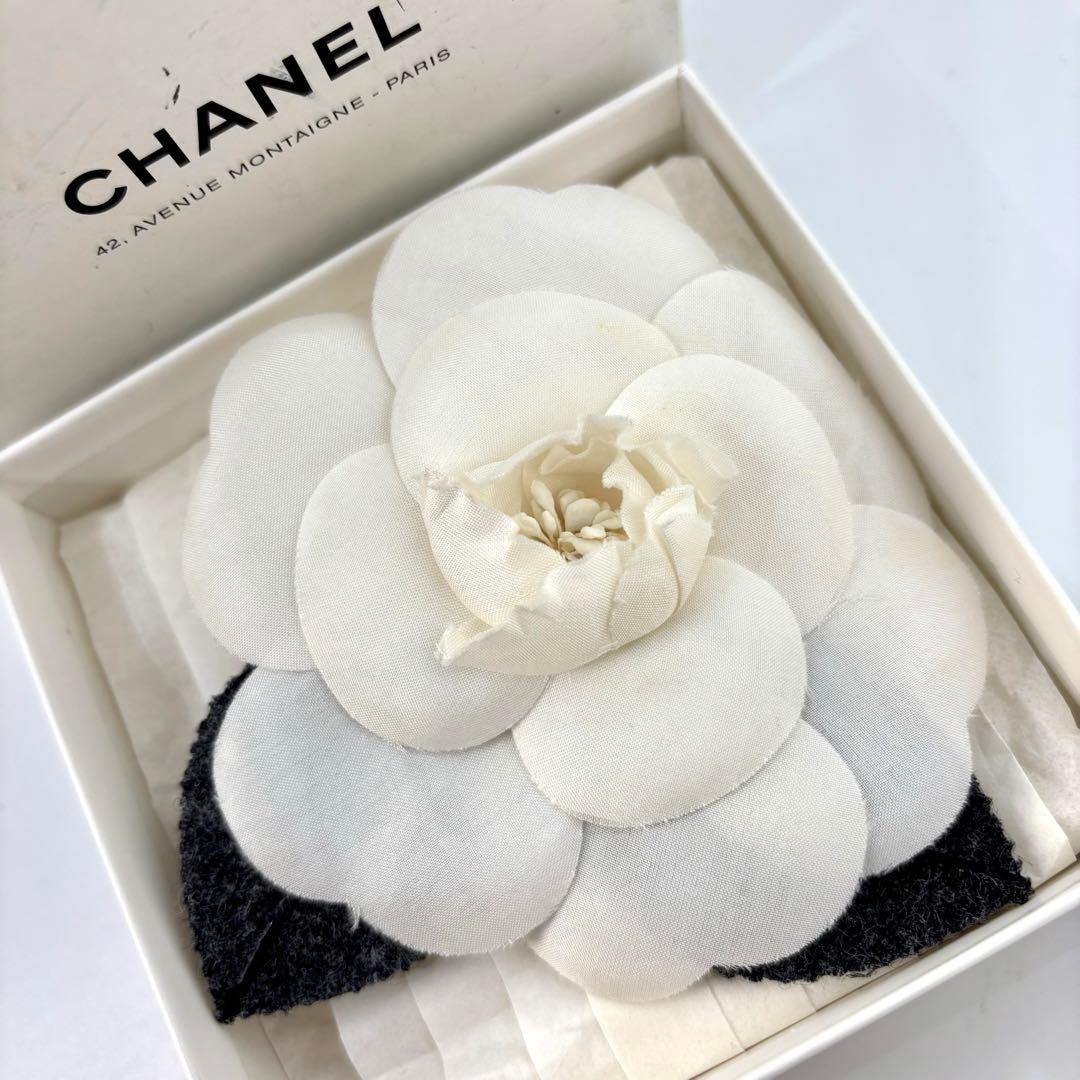 【シャネル】コサージュ ブローチ カメリア 白 入園式 入学式 結婚式 式典