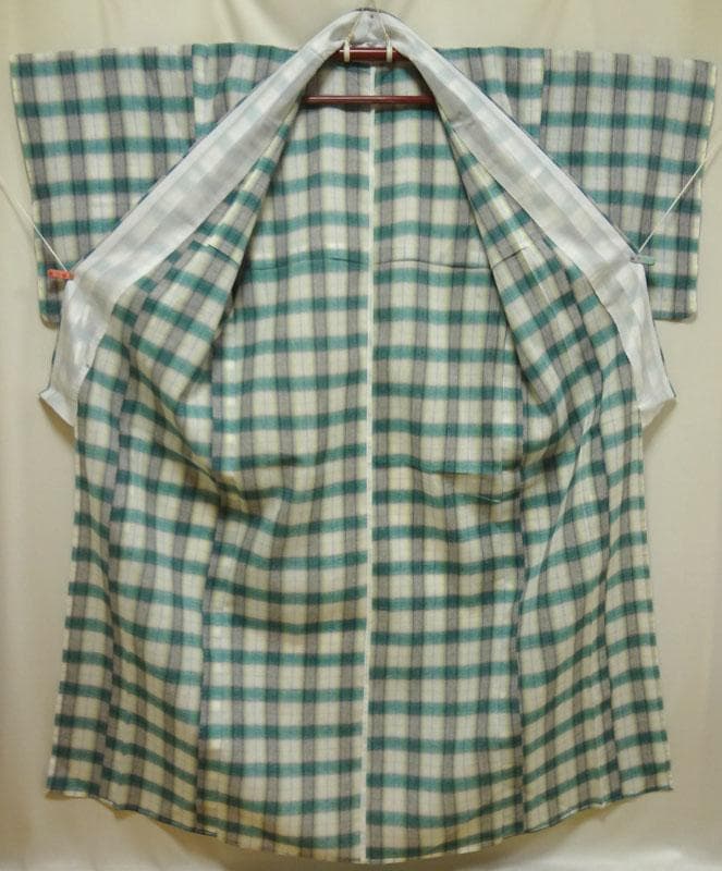 夏着物　白地に黒と緑の格子柄　シボ加工の洗える着物