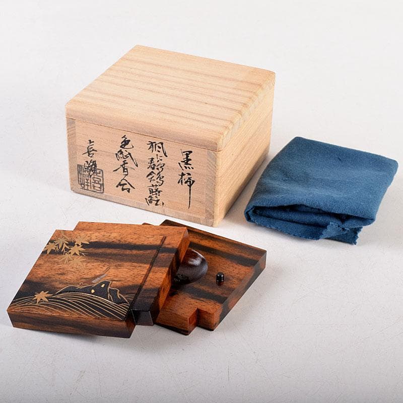 茶道具　荒井喜峰作　黒柿　楓に鳥蒔絵　色紙香合　共箱　V　8366