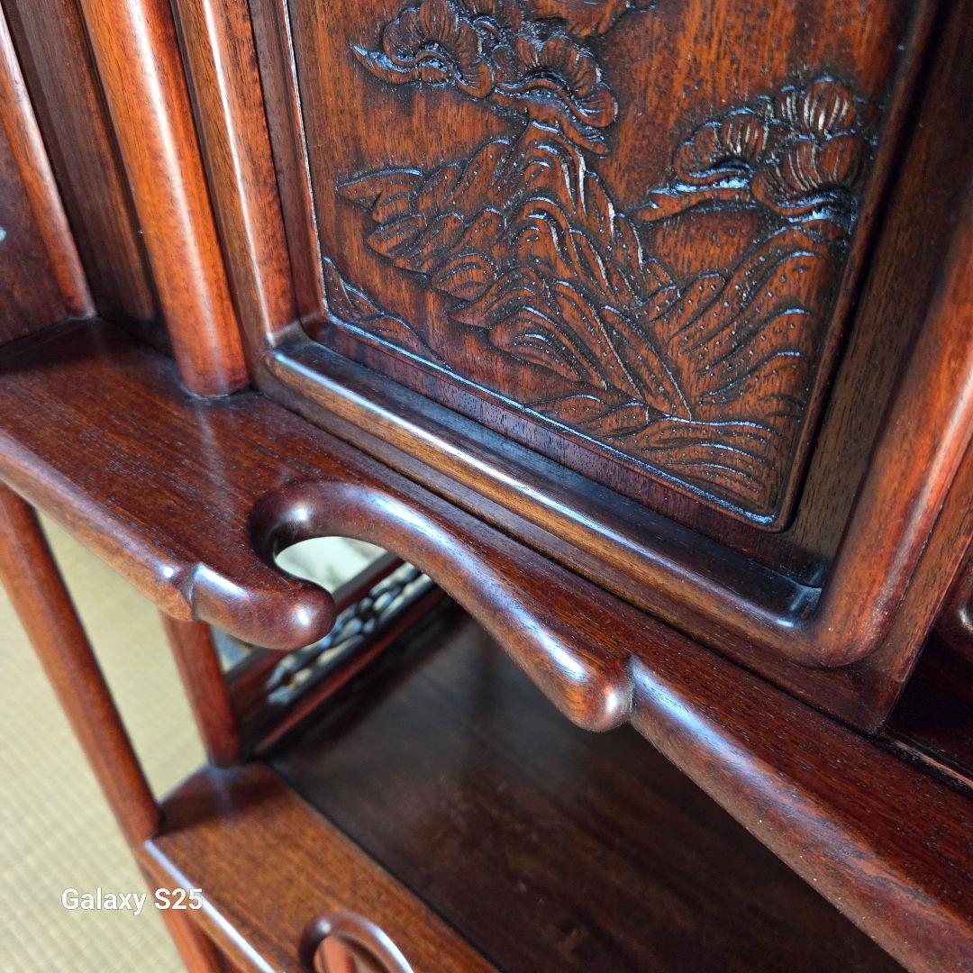 美しい彫刻の茶棚・飾り棚