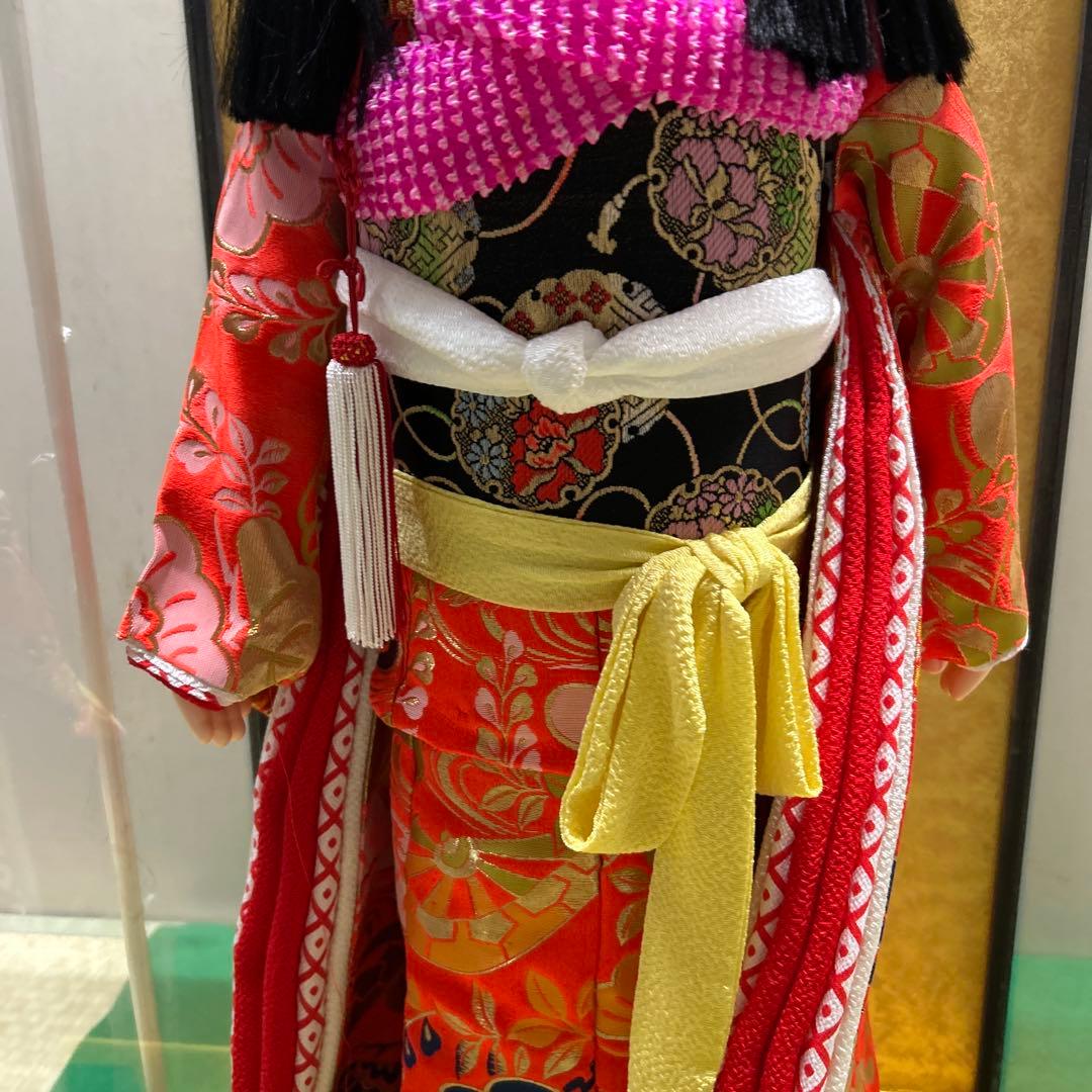 市松人形 68センチ、赤黒衣装 ガラスケース付き