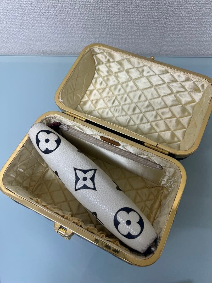 黒いキルティングパーティーバッグ