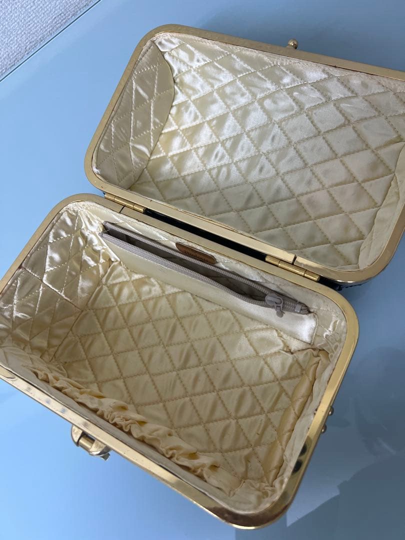 黒いキルティングパーティーバッグ