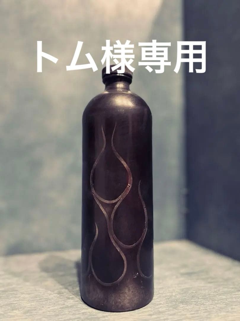 トム