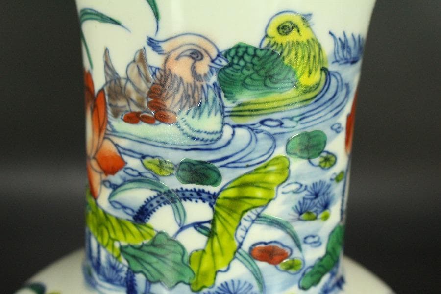 中国美術 門彩 色絵 水辺蓮花 瓶 高23cm(LC243)