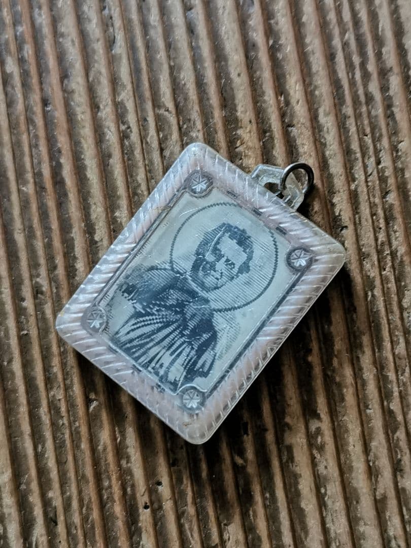 アンティーク 聖母子像と聖人 レンチキュラー桜色チャーム レザー紐付きネックレス