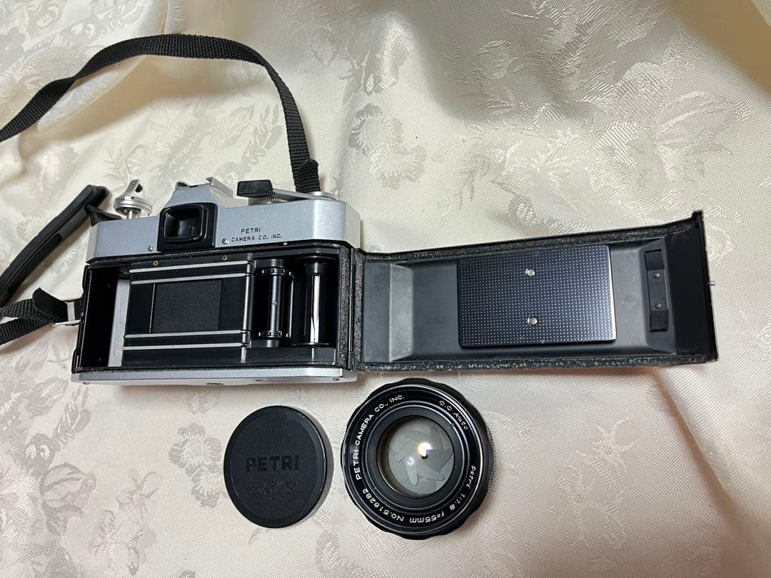 ペトリPÉTRI　ボケがきれいなf1.8の明るいレンズ　　希少カメラ