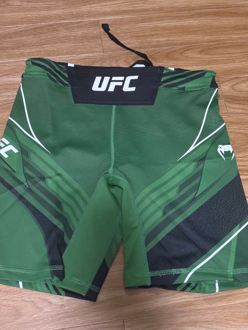 UFC 緑ファイトショーツ新品未使用　Venum 残り一点　ファイトパンツ