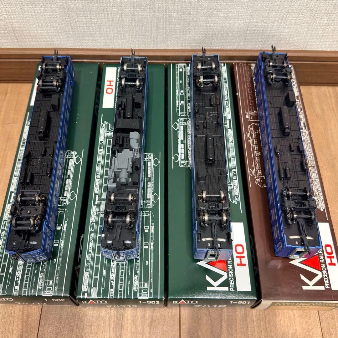 KATO製のHOゲージ鉄道模型、オハ12系客車の4両セット