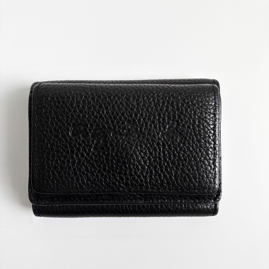 agnès b. ブラック 三つ折りミニ財布　エンボス ロゴアニエスベー