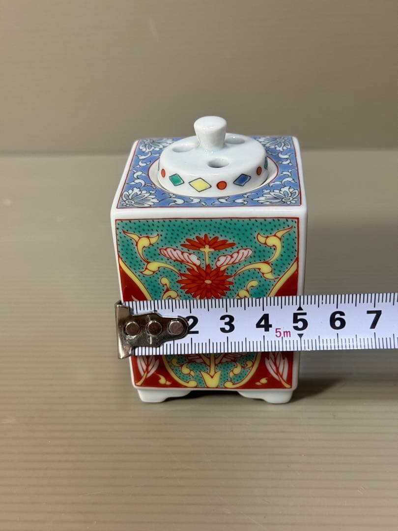 2277  伊万里徳右衛門　錦菊花文角香炉