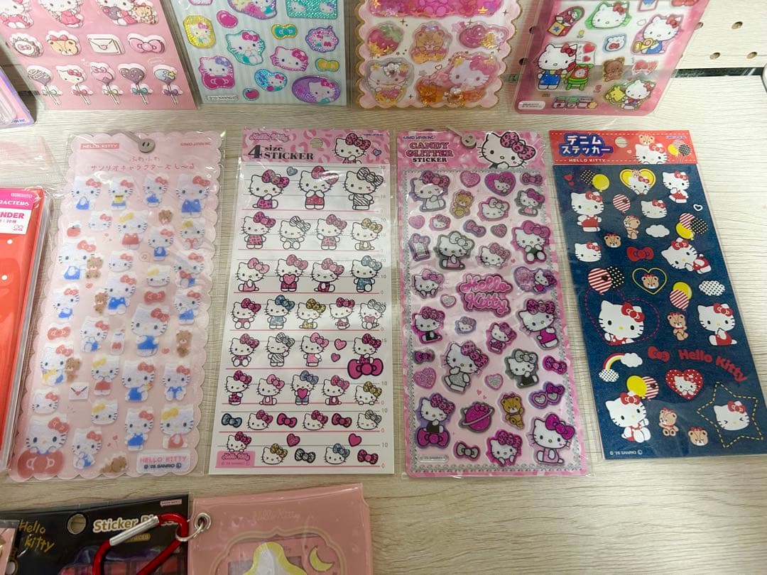 【匿名発送】新品未開封‼️ハローキティシール１５点セット　シール帳　おはじきシール