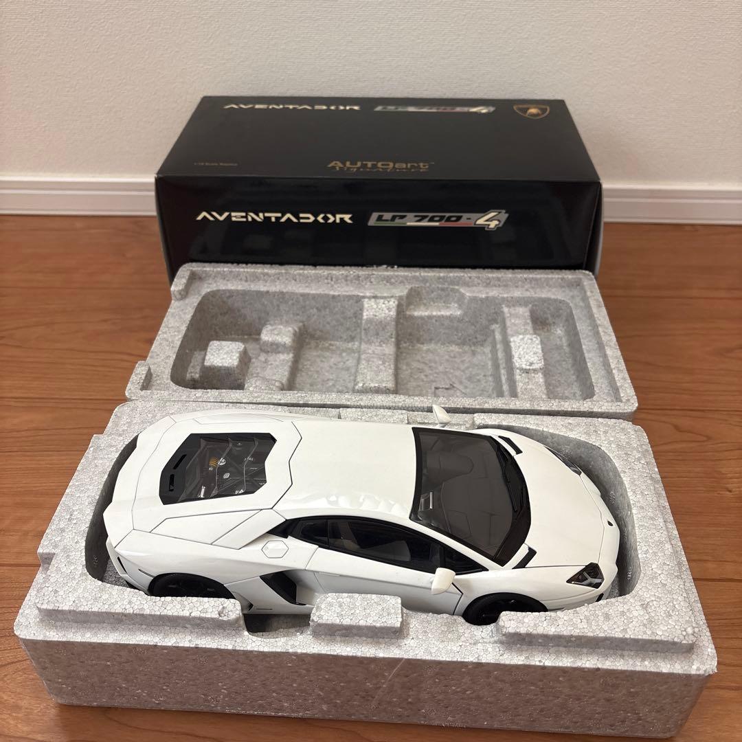 オートアート　ランボルギーニ アヴェンタドール Lホワイト 1/18