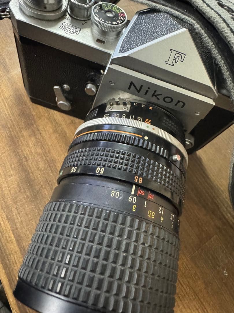 「Nikon F ボディ + Zoom-Nikkor 28-85mm レンズ
