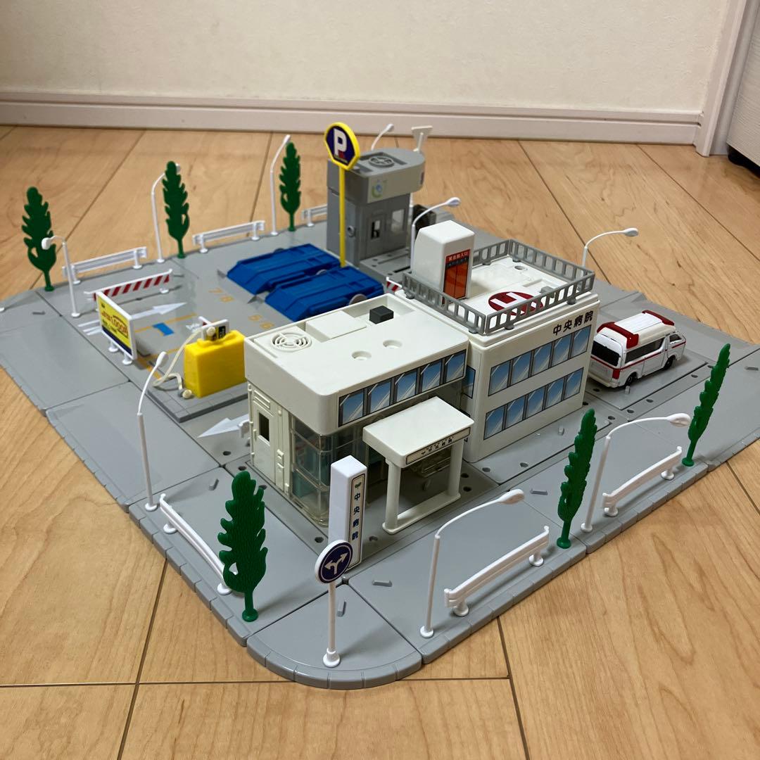 トミカタウン 病院 駐車場　薬局　トミカ