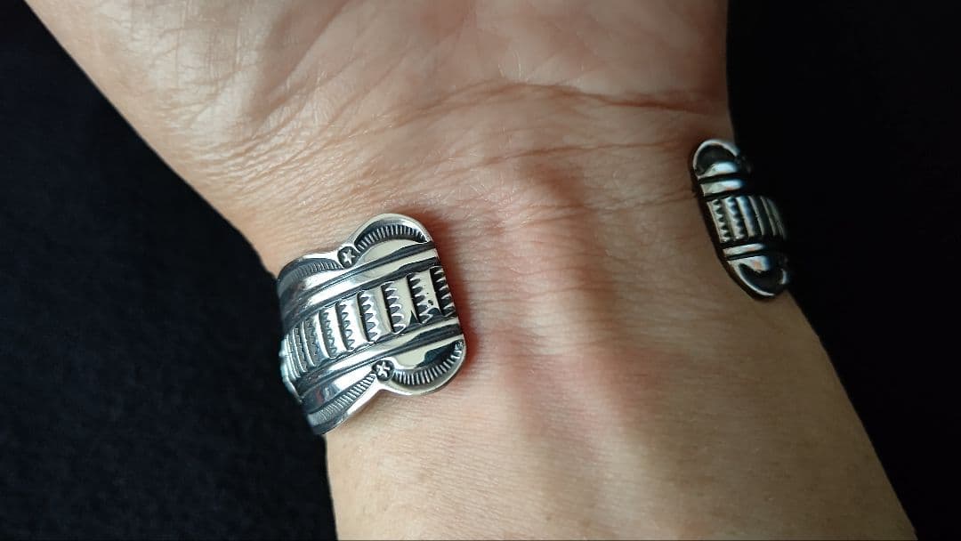 confutatis ゲーリーリーブス ターコイズ、コンチョ付きバングル