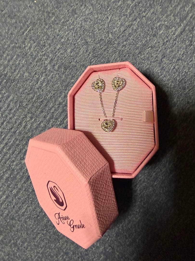 スワロフスキー アリアナ ハート型ピアスとネックレスセット 渡辺翔太