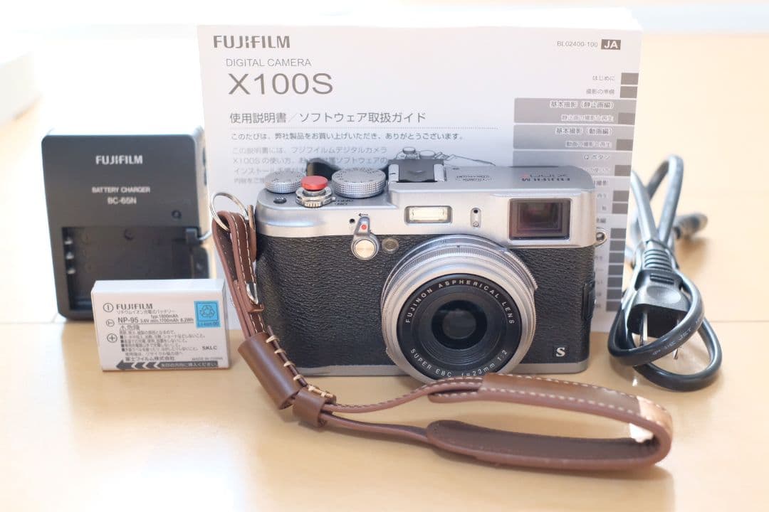 限界値下げ！動作品！FUJIFILM　デジタルカメラ　x100s オマケ付き！