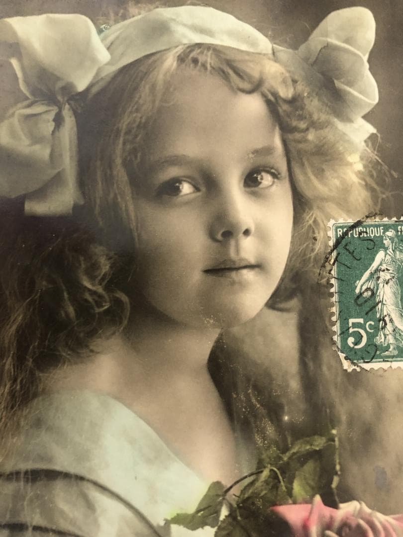 フランスアンティーク　ポストカード　大輪の薔薇とブルーリボンの少女