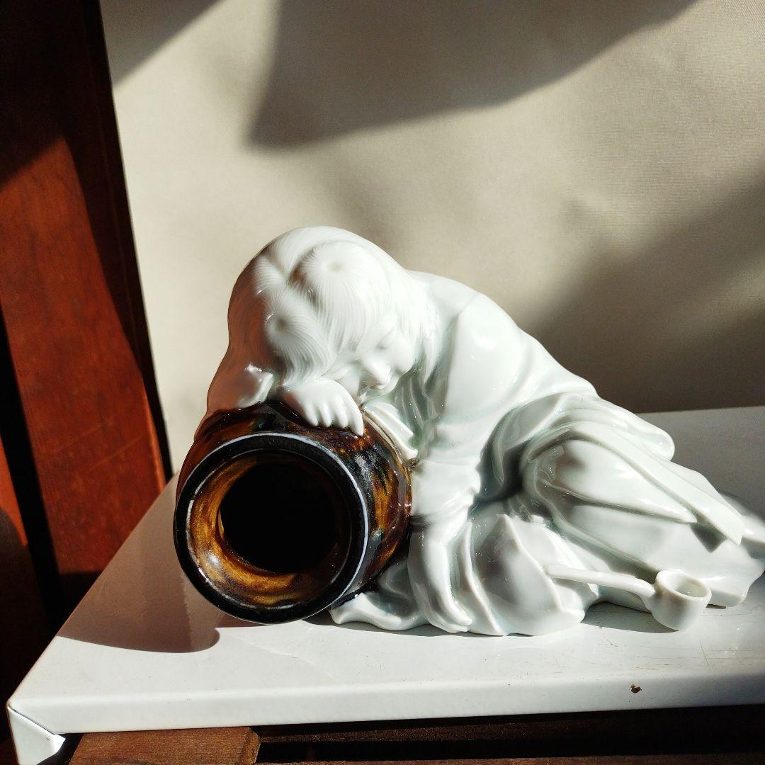 白磁壺だいた小年。