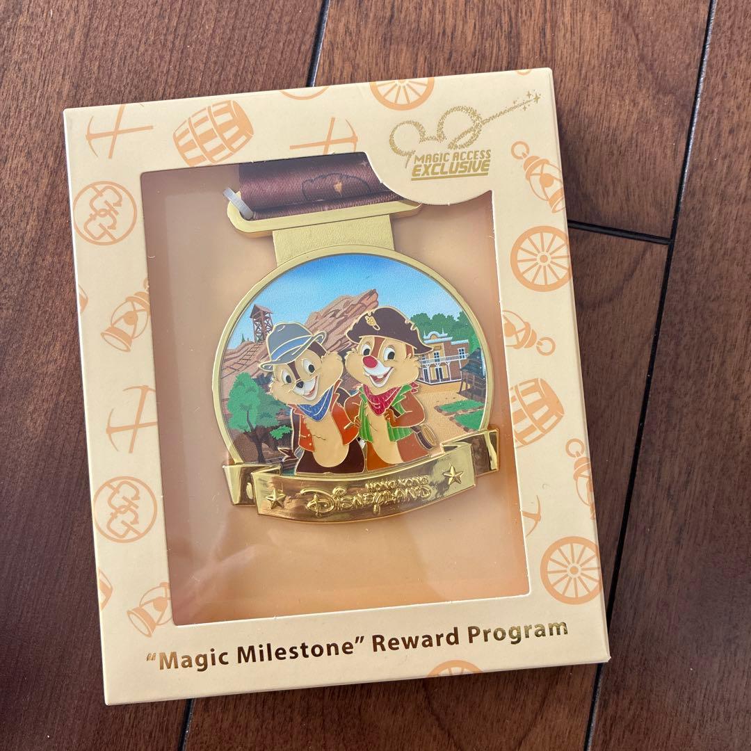 香港ディズニー 年パス 特典 メダル チップ　デール