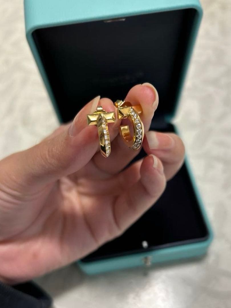 【AIRI】ティファニー　Tワンフープピアス　イエローゴールド