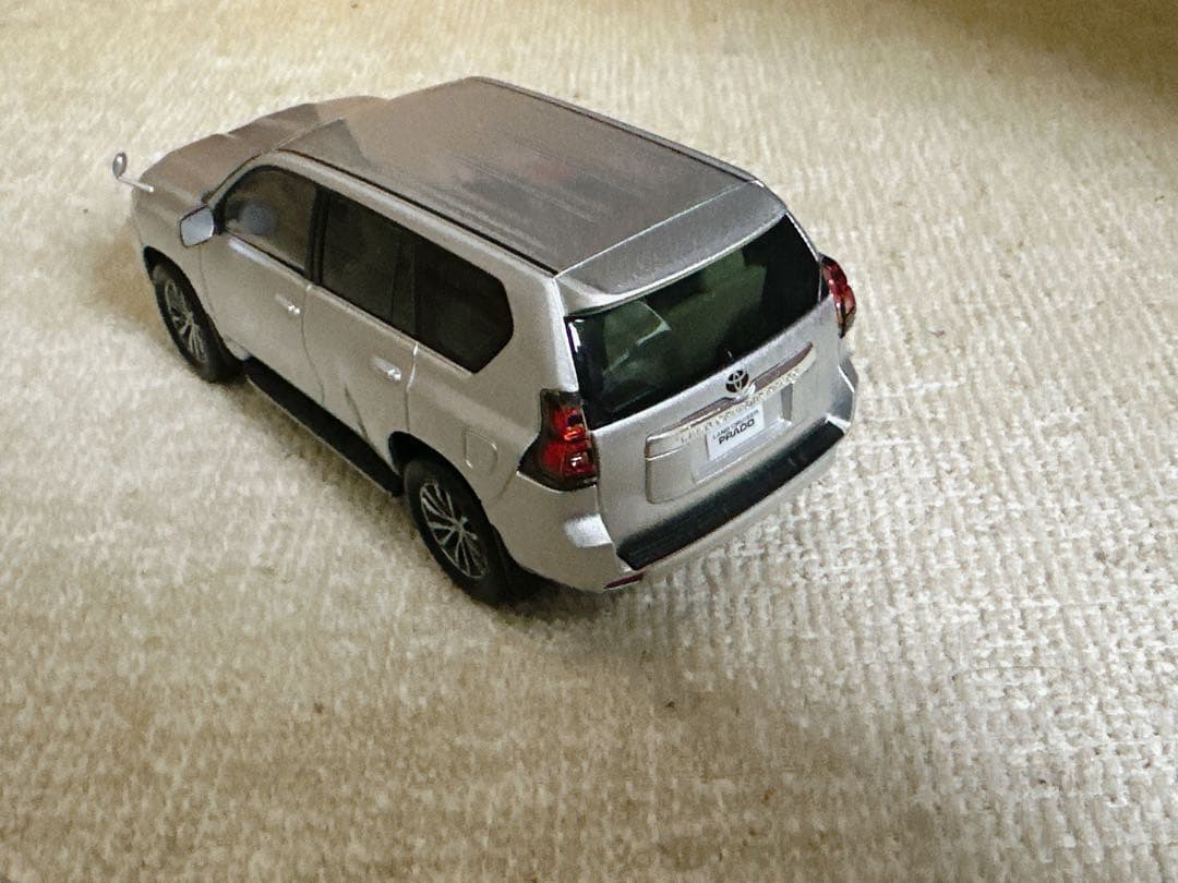 トヨタ　ランドクルーザープラド　　カラーサンプルミニカー　シルバーメタリック
