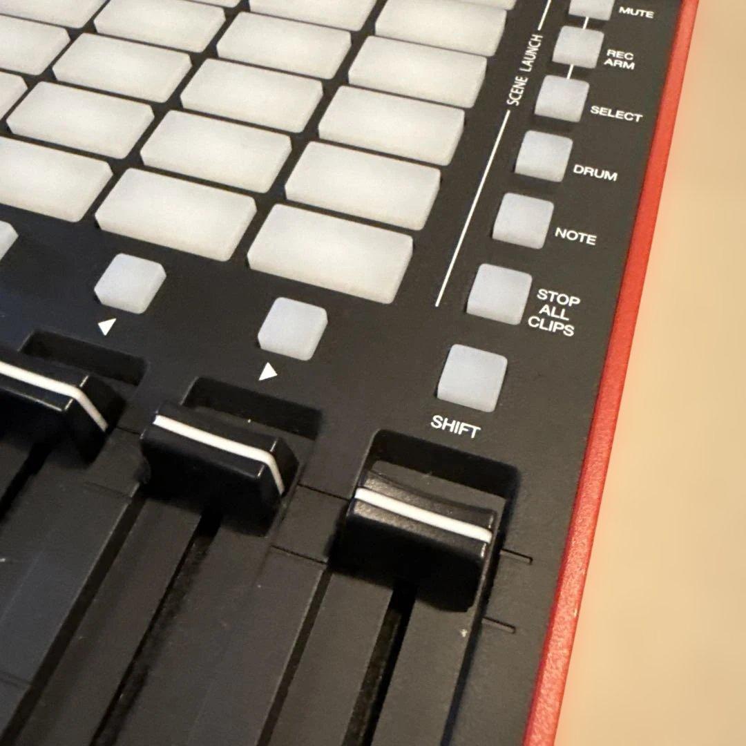 AKAI APC mini MK2 MIDIコントローラー