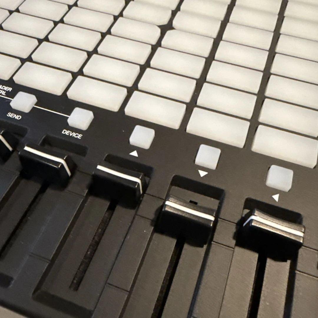 AKAI APC mini MK2 MIDIコントローラー