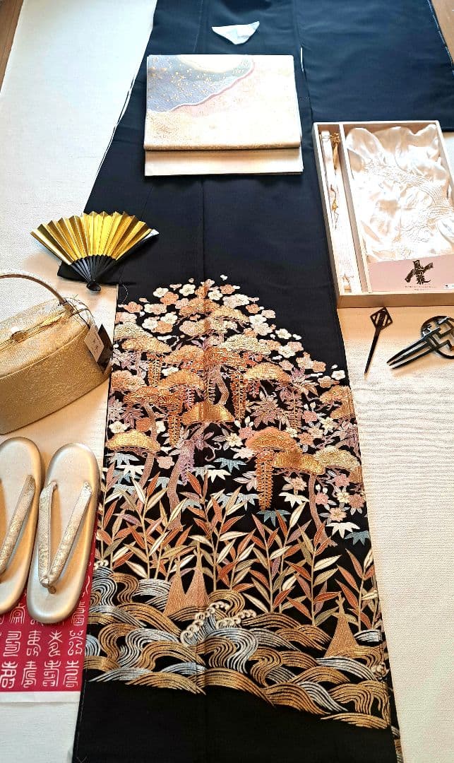 未使用❇️豪華総刺繍黒留袖　スワトウ刺繍、相良刺繍　 比翼仕立て　フルセット