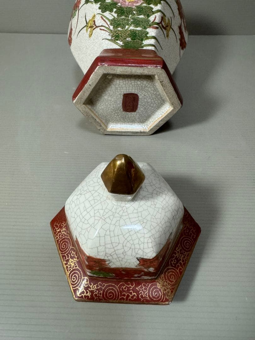 2155 薩摩焼 丸十字紋 色絵金彩花葉文　沈香壺　金彩