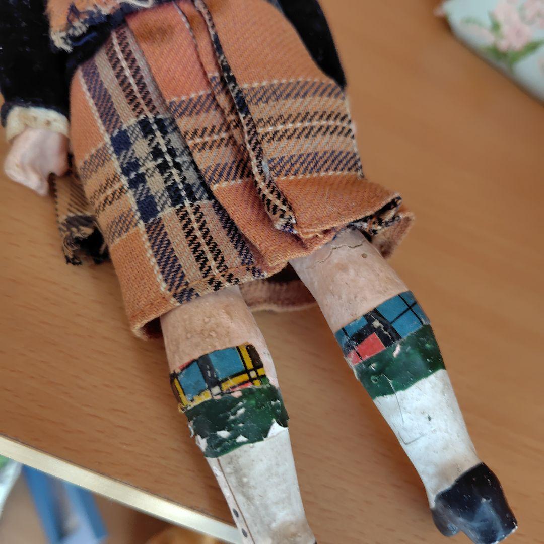 護衛兵のアンティーク人形とイタリアミニチュアチェスト