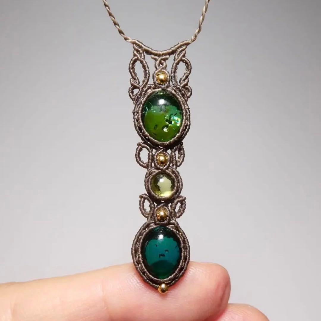 2種類のグリーンアンバー・ペリドットのマクラメネックレス