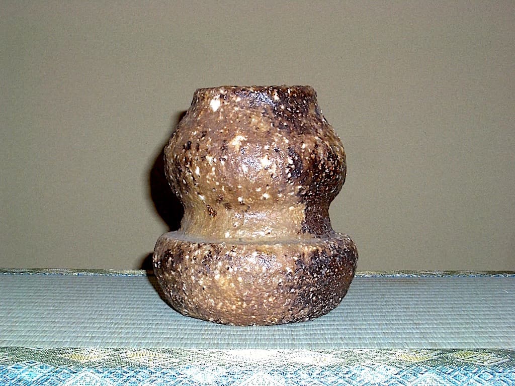 信楽焼　安倍 均 作（号：無畏庵）（松永耳庵・養子）掛花入　無傷　共箱　在銘。