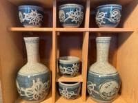 伊万里焼梅散酒器揃 徳利 お猪口 （太郎左右エ門 手書き 貫入）