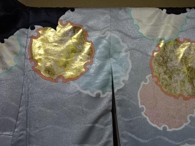 振り袖　黒地に雪の輪柄