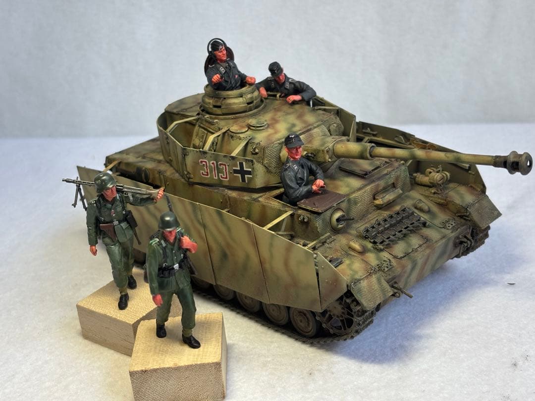 １／３５ドイツ軍４号戦車H型プラモデル完成品